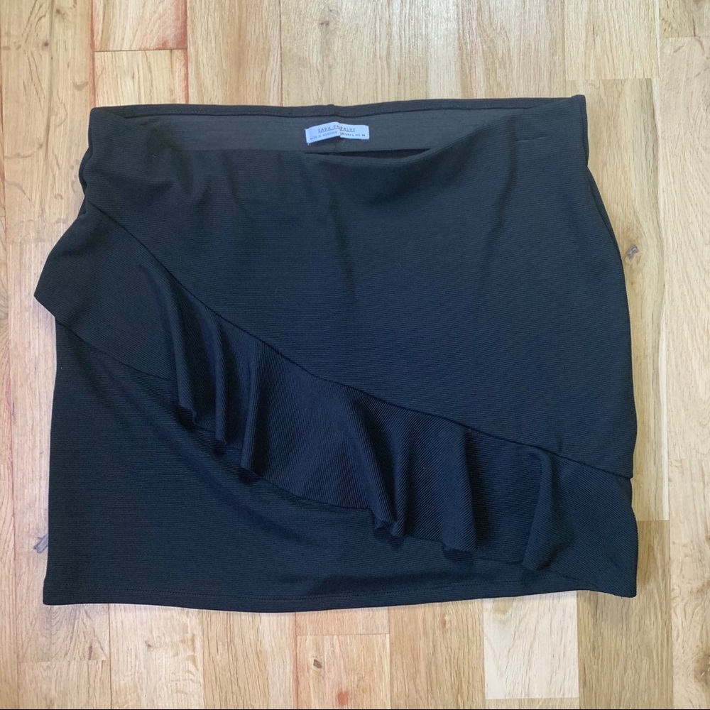 ZARA stretchy mini skirt. Size L. Black.